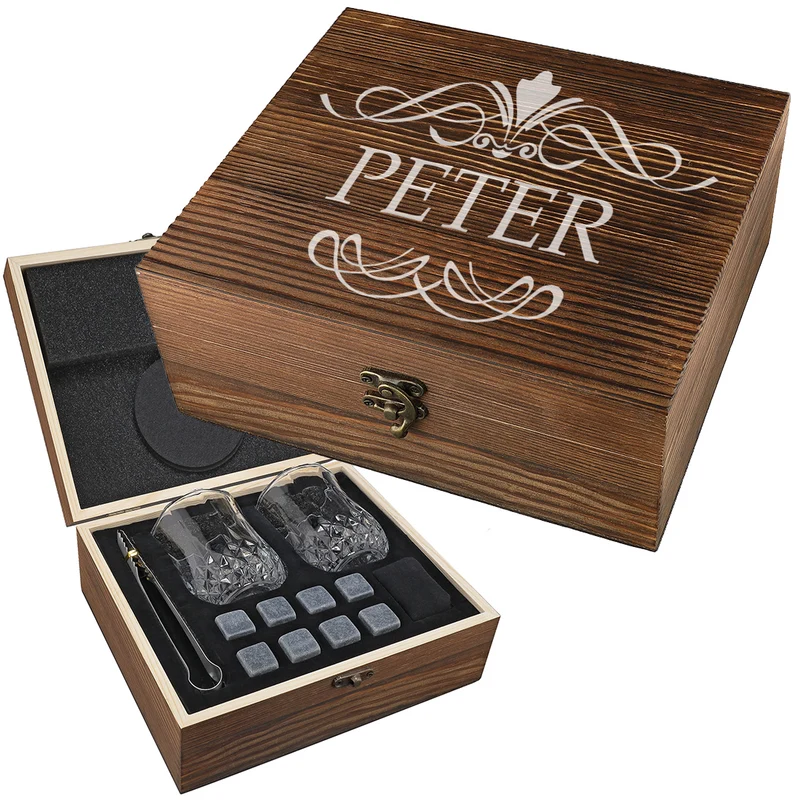 Mehrteiliges Whisky-Set mit Whiskygläser, Kühlsteine und Holzkiste mit Gravur - Motiv Ornament