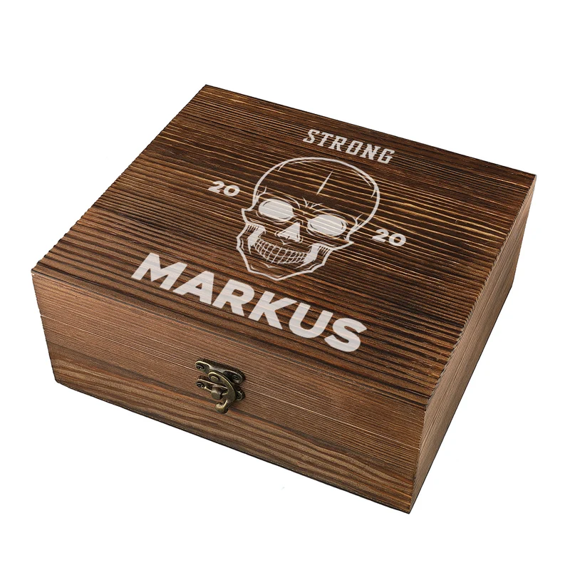 Whisky-Set mit Kühlsteine, Whiskygläser, Untersetzer und Holzkiste mit Gravur - Motiv Totenkopf