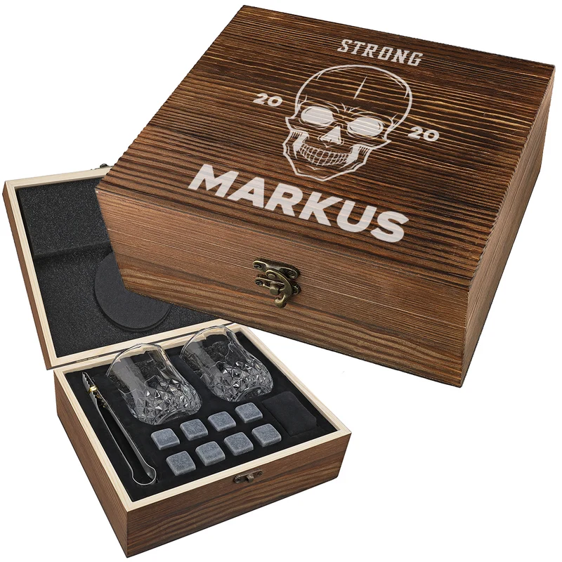 Whisky-Set mit Kühlsteine, Whiskygläser, Untersetzer und Holzkiste mit Gravur - Motiv Totenkopf