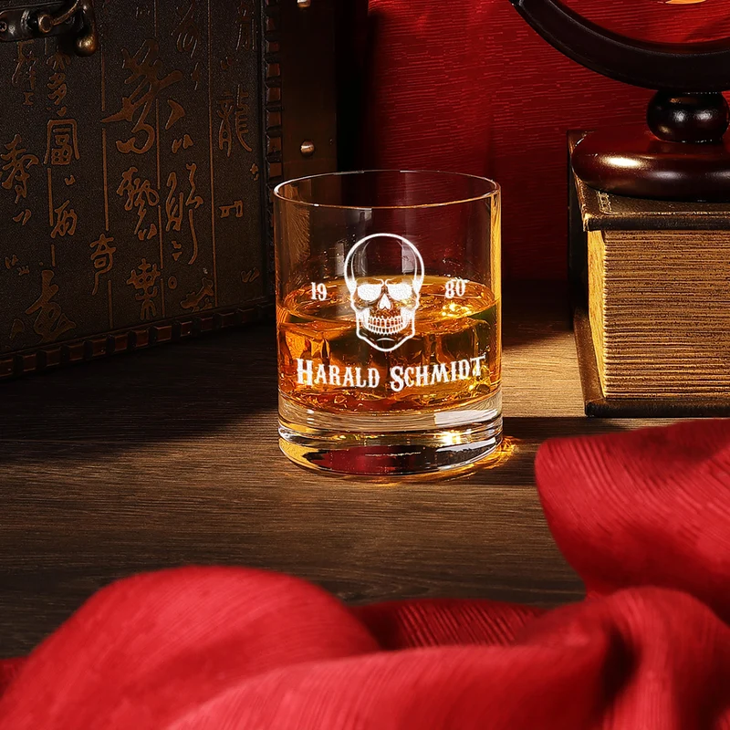 Totenkopf Whiskyglas 320 ml mit personalisierter Wunschgravur