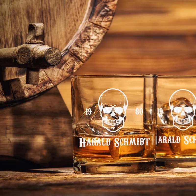 Totenkopf Whiskyglas 320 ml mit personalisierter Wunschgravur