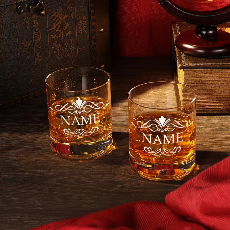 Totenkopf Dekanter 850 ml und 2x Whiskygläser 320 ml mit Gravur - "Ornament"