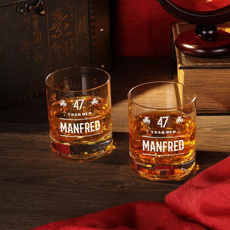2-tlg Set Totenkopf Dekanter 850 ml & Whiskygläser 320 ml mit Gravur - Jubiläumsgeschenk