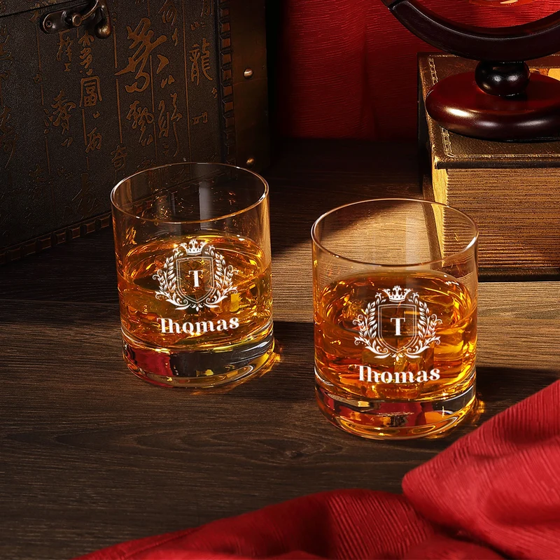 Whisky Totenkopf Dekanter 850 ml & 2 Whiskygläser 320 ml mit Gravur - Motiv Wappen