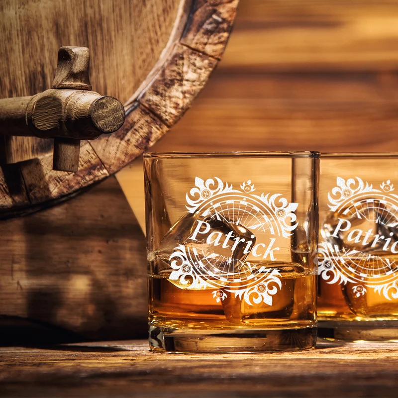 Elegantes Whiskyglas 320 ml mit personalisierter Gravur - Klassisches Ornament