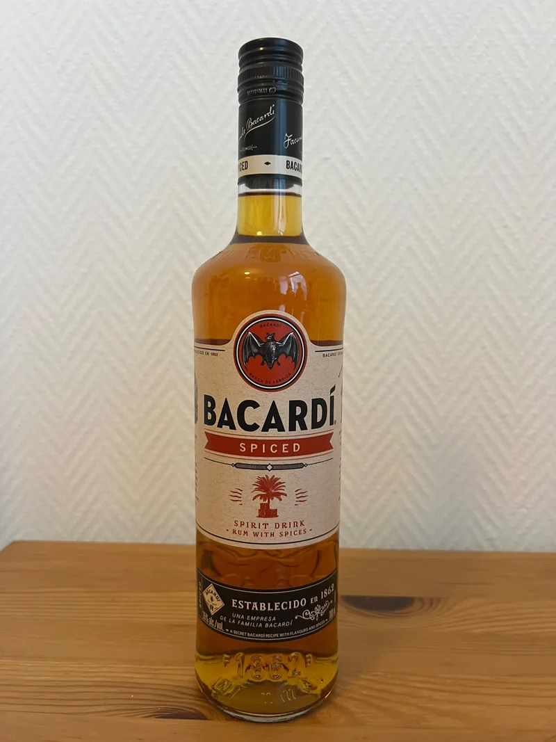Bacardi Oakheart 0,7l 35% vol. Rum Sonderedition spiced schwarz