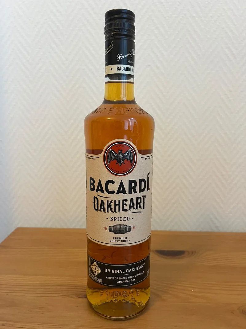 Bacardi Oakheart 0,7l 35% vol. Rum Sonderedition spiced schwarz