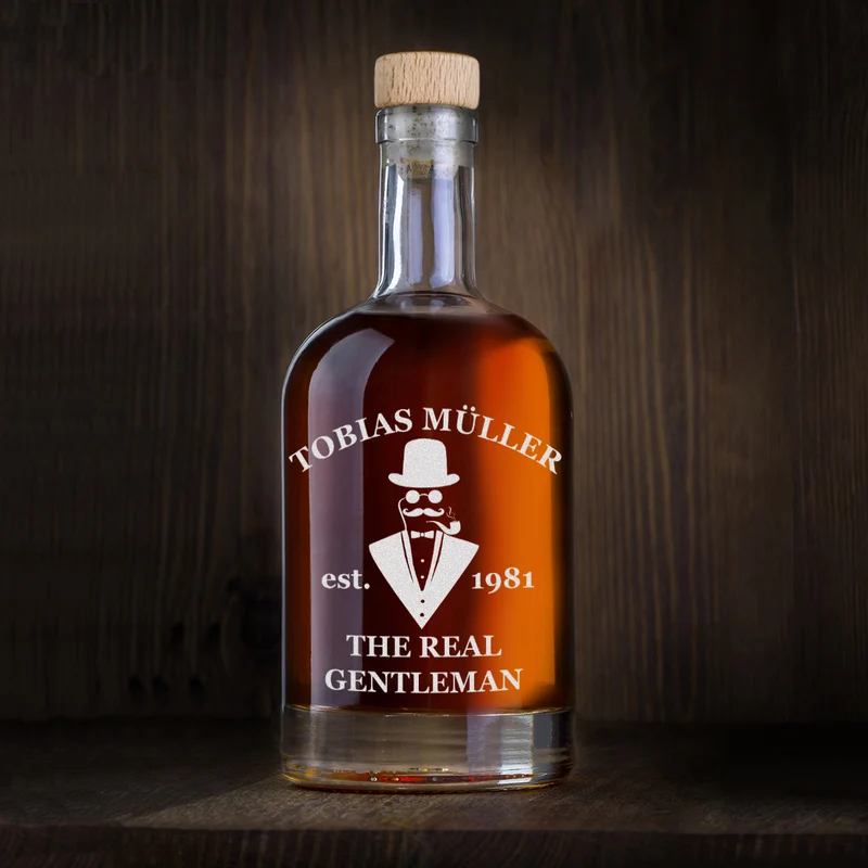Whisky Karaffe 700 ml mit personalisierter Gravur - Motiv Gentleman