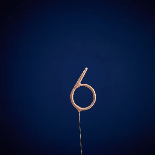 Wunderkerze mit der Ziffer 6 zum Geburtstag und Jubiläum