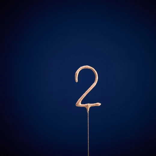 Wunderkerze mit der Ziffer 2 zum Geburtstag und Jubiläum