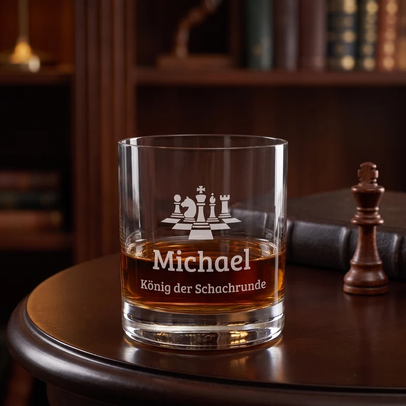 Whisky Glas für Schachspieler personalisiert mit Gravur | Whiskeyglas mit Schachfiguren Motiv