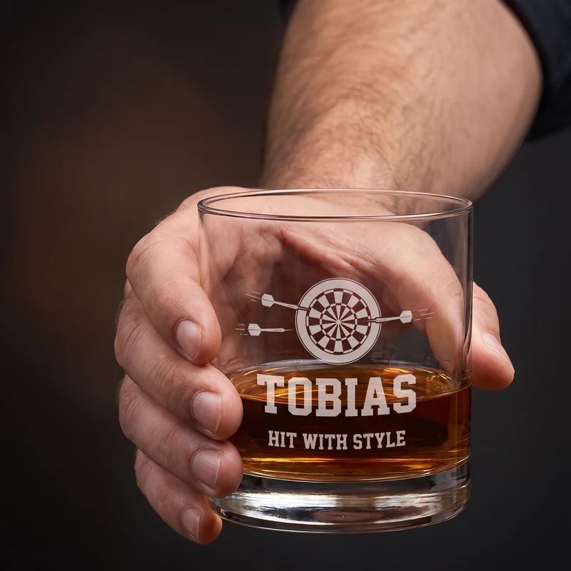 Personalisierbares Whisky Glas mit Dart Gravur | Whiskeyglas mit Name für Dartspieler
