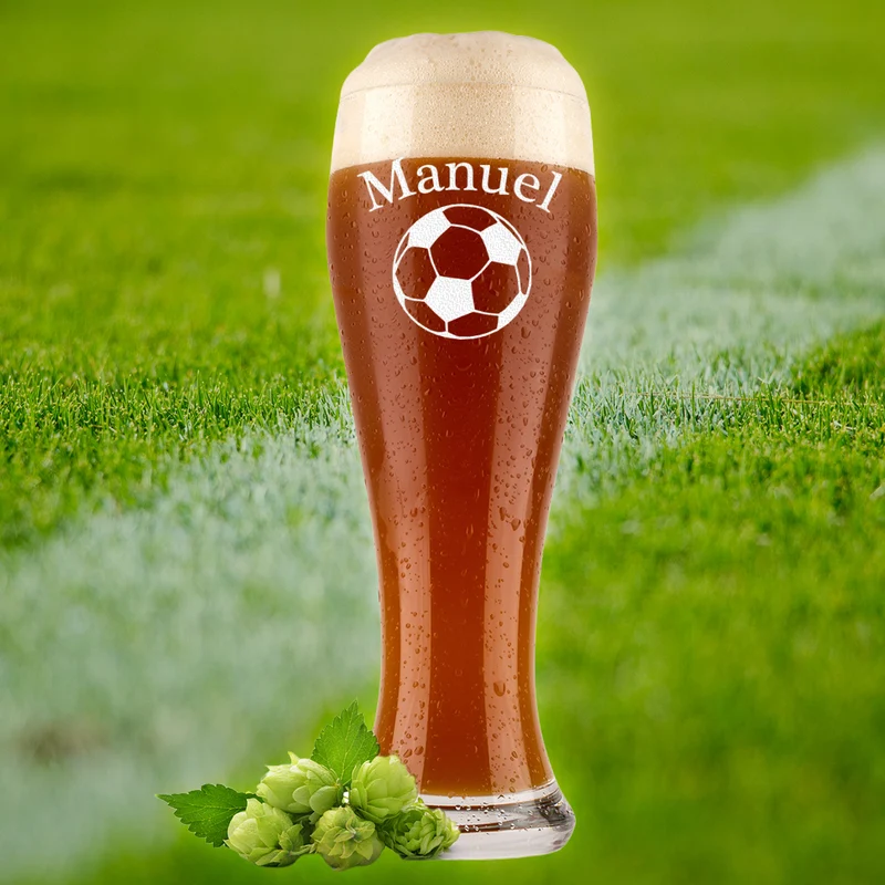 Weizenbierglas 0,5 Liter Fußball mit Gravur - Geschenk für Fußballfans