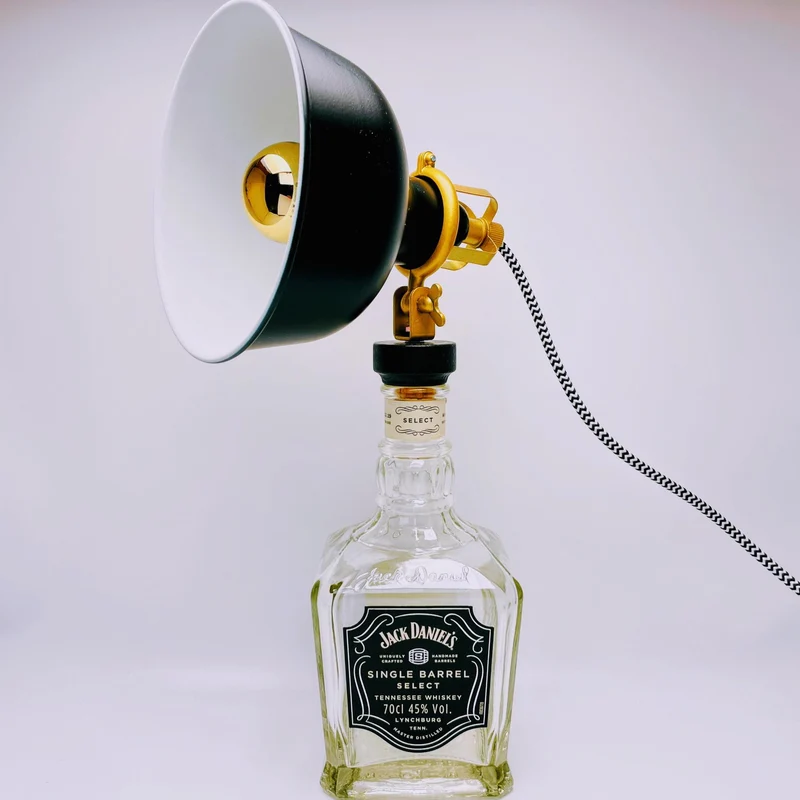 Whisky Tischlampe aus echter Whiskyflasche – Handgemachte Upcycling Design Lampe mit warmem Licht – Geschenkidee für Whisky Liebhaber