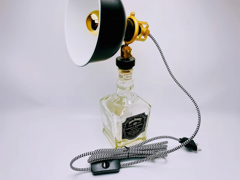 Whisky Tischlampe aus echter Whiskyflasche – Handgemachte Upcycling Design Lampe mit warmem Licht – Geschenkidee für Whisky Liebhaber