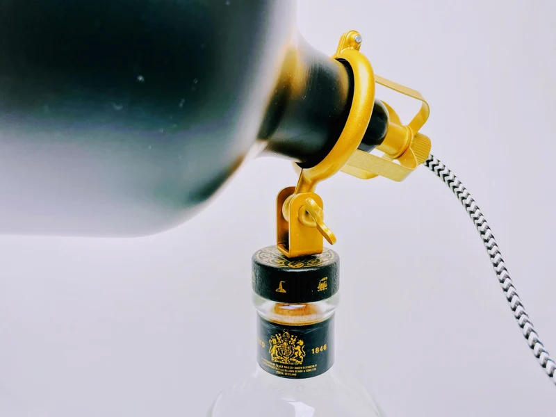 Whisky Tischlampe aus echter Whiskyflasche – Handgemachte Upcycling Design Lampe mit warmem Licht – Geschenkidee für Whisky Liebhaber
