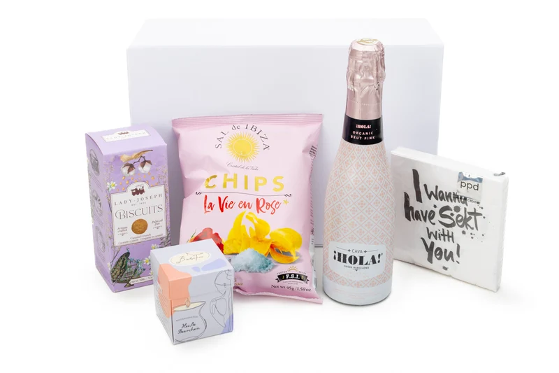 Geschenkbox Romantic Moments – mit Cava, Badekugel & Chips für romantische Zweisamkeit