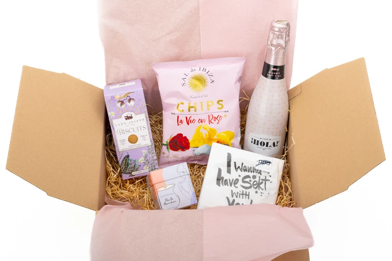 Geschenkbox Romantic Moments – mit Cava, Badekugel & Chips für romantische Zweisamkeit