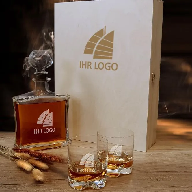 Whisky-Set inklusive Holzkiste, Karaffe & Gläser mit Gravur deines Logos / Designs