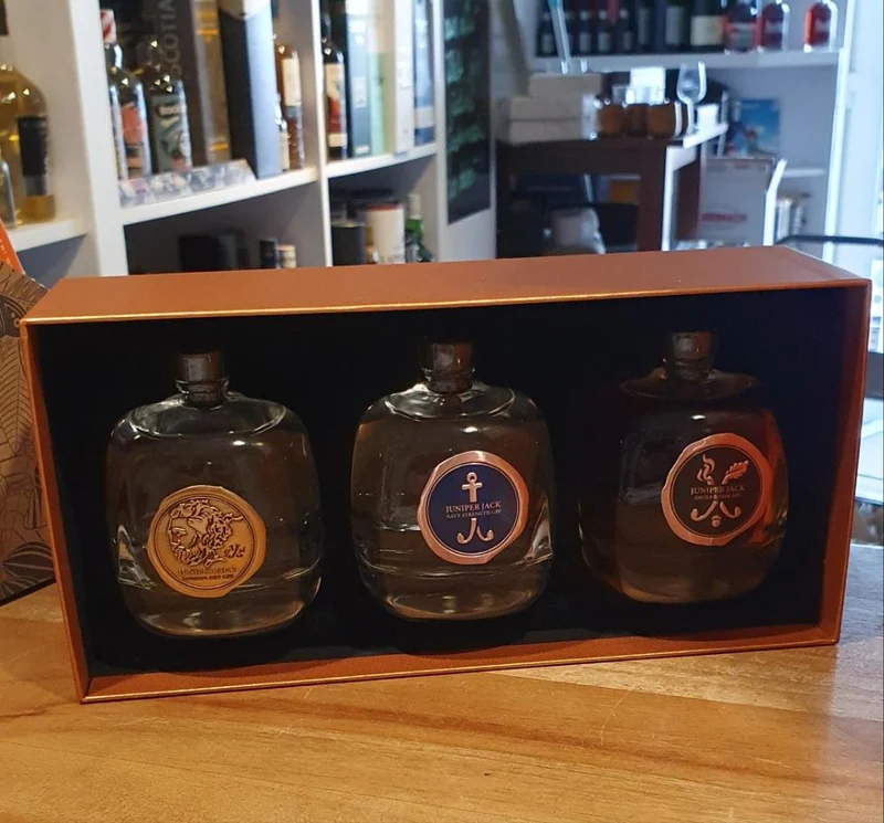 Juniper Jack 3er GIN SET London Dry 0,1l 46,5 % vol 0,1l Navy Strength 57,2 % vol Smoke & Oak 0,1l 46,5 % vol