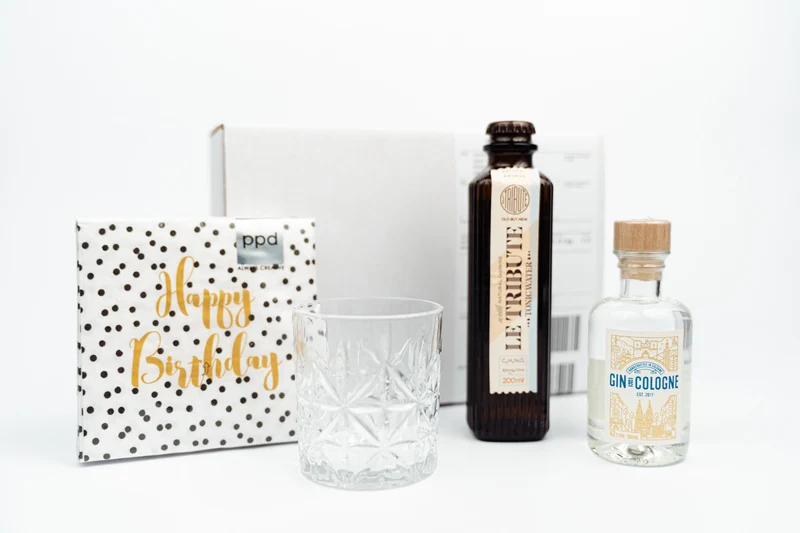 Geschenkbox „Cheers“ mit Gin Tonic, Glas & Servietten zum Geburtstag