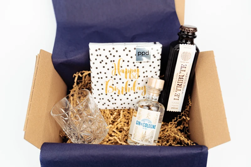 Geschenkbox „Cheers“ mit Gin Tonic, Glas & Servietten zum Geburtstag