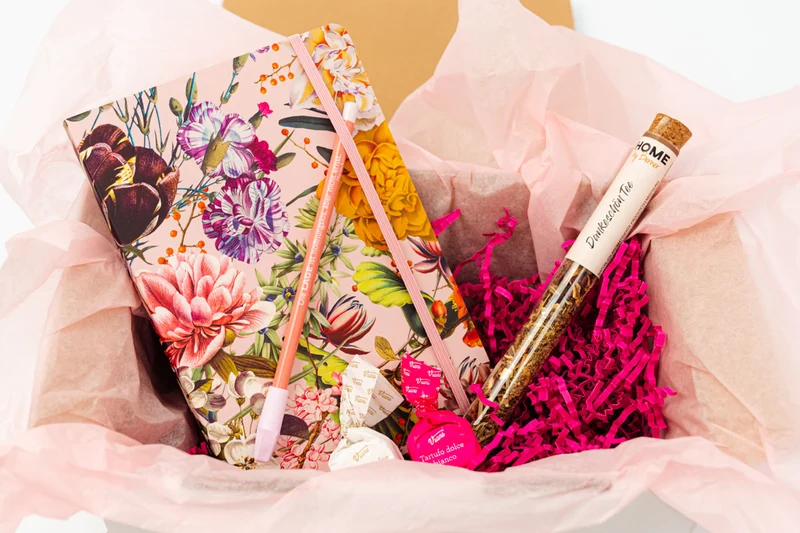 Dankeschön Geschenkbox für Frauen mit Notizbuch, Rosensalz und süßer Nervennahrung
