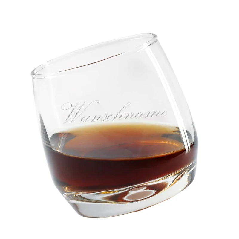 Schief stehendes Whiskyglas mit waagerechter Gravur Ihres Wunschnamens