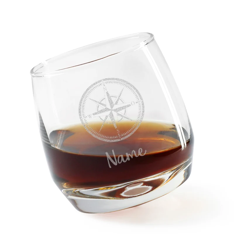 Schräges Whiskeyglas mit Kompass und Namen graviert