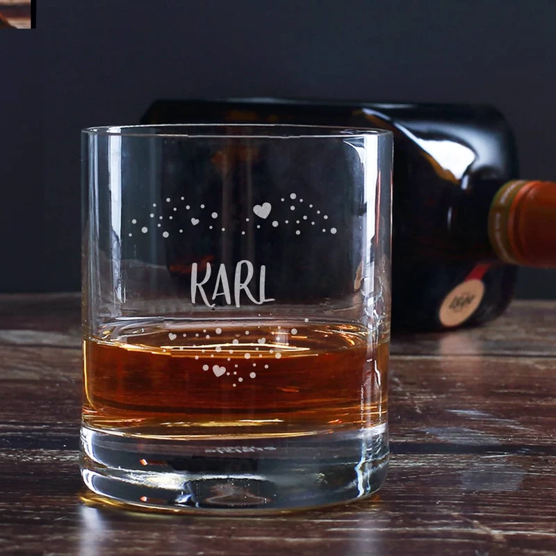Romantisches Whiskyglas mit einem Herz aus Punkten und Name