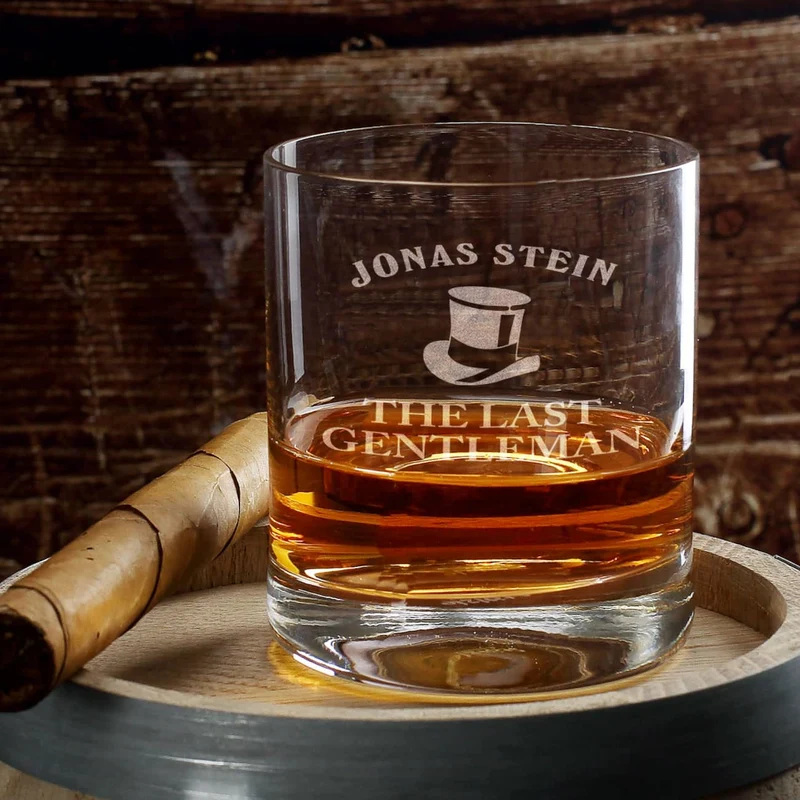 schlichtes, gerades und schweres Whiskyglas mit Gravur