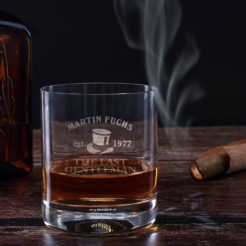 schlichtes, gerades und schweres Whiskyglas mit Gravur