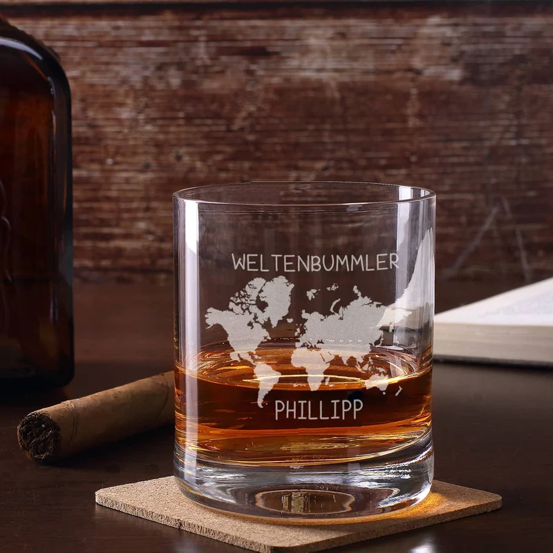 Whiskeyglas mit Weltenbummler Motiv und Namensgravur