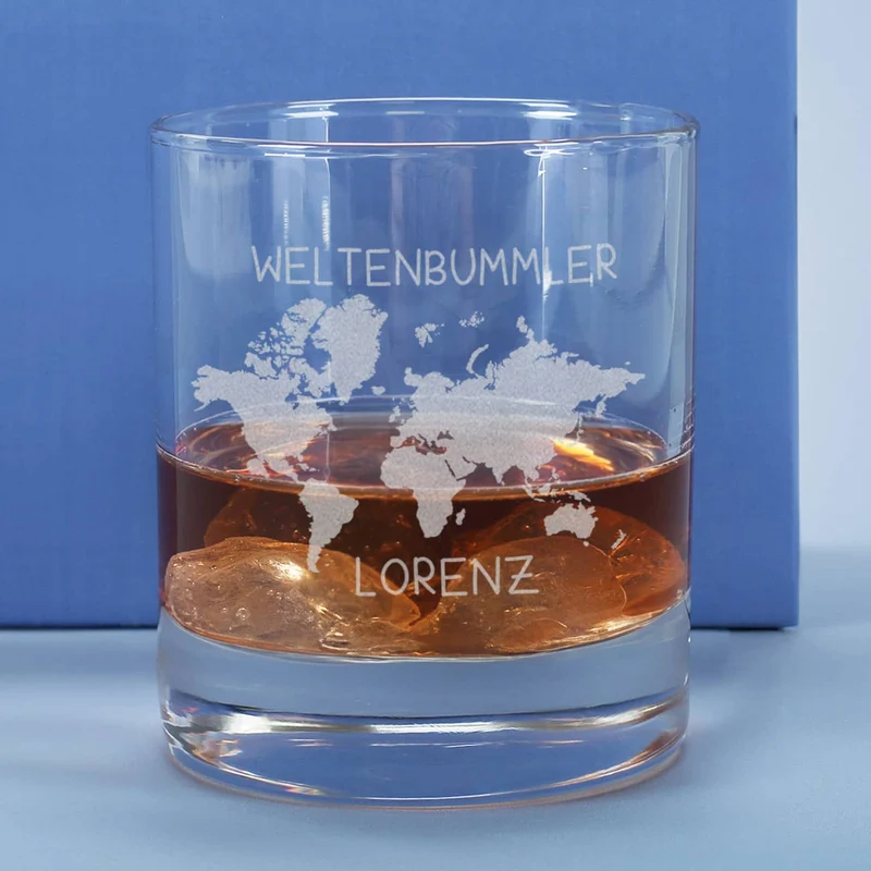 Whiskeyglas mit Weltenbummler Motiv und Namensgravur
