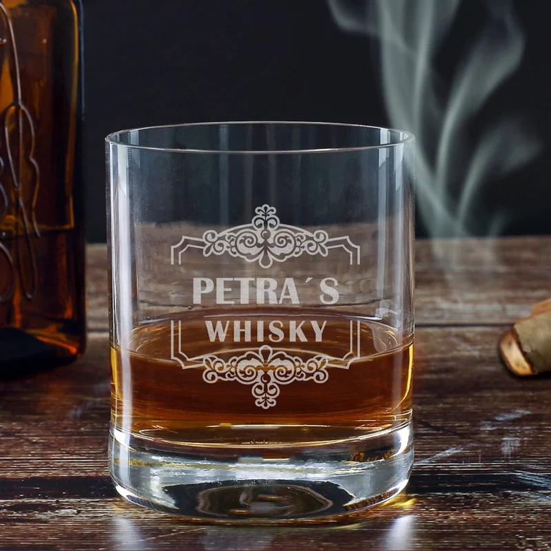 Whiskyglas mit Ornamentrahmen und Gravur ihres Wunschnamens