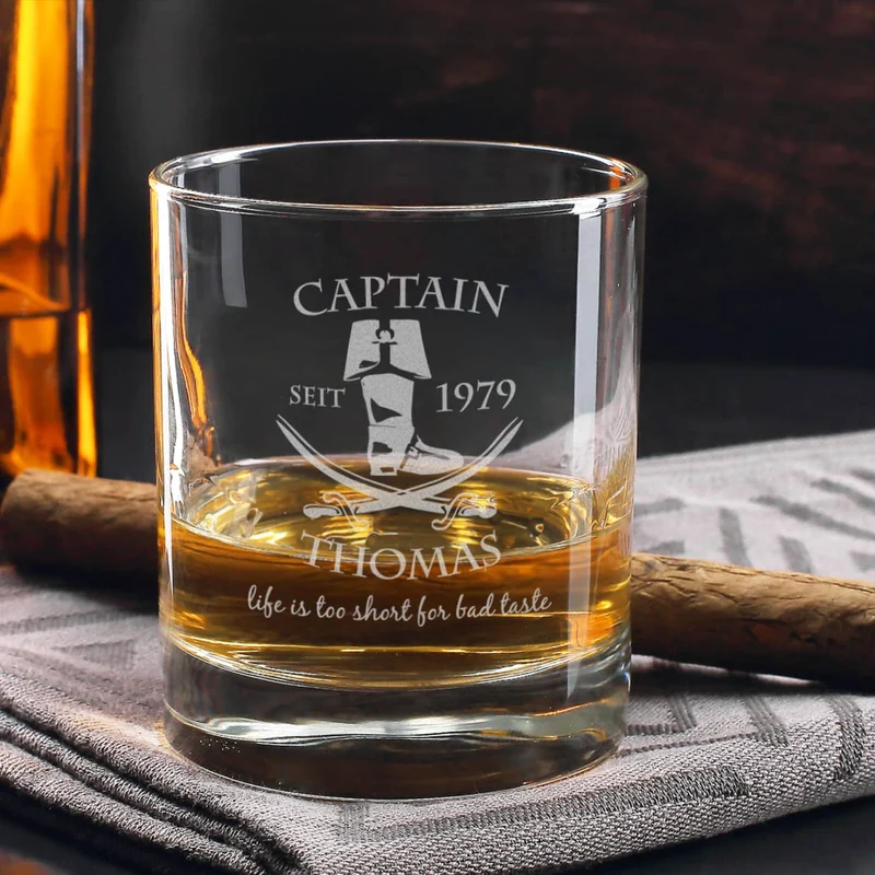 Graviertes Rumglas mit Captainmotiv, Name und Geburtsjahr