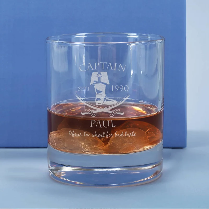 Graviertes Rumglas mit Captainmotiv, Name und Geburtsjahr
