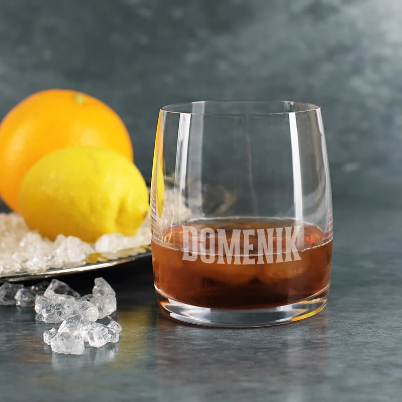 Modernes Whiskyglas mit schlichter Namensgravur