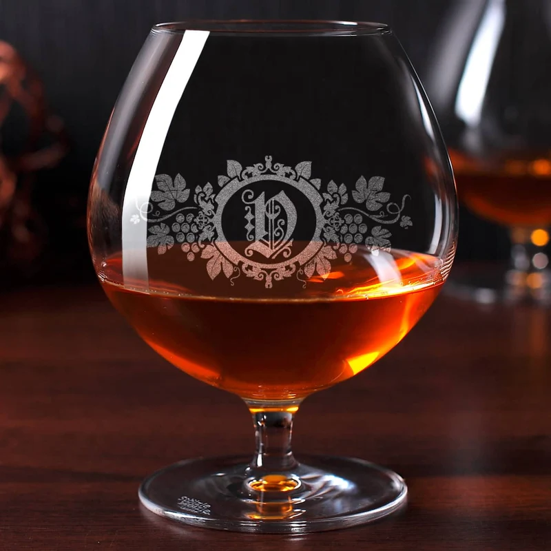 Gravierter Cognacschwenker mit Weinrebe und Initiale