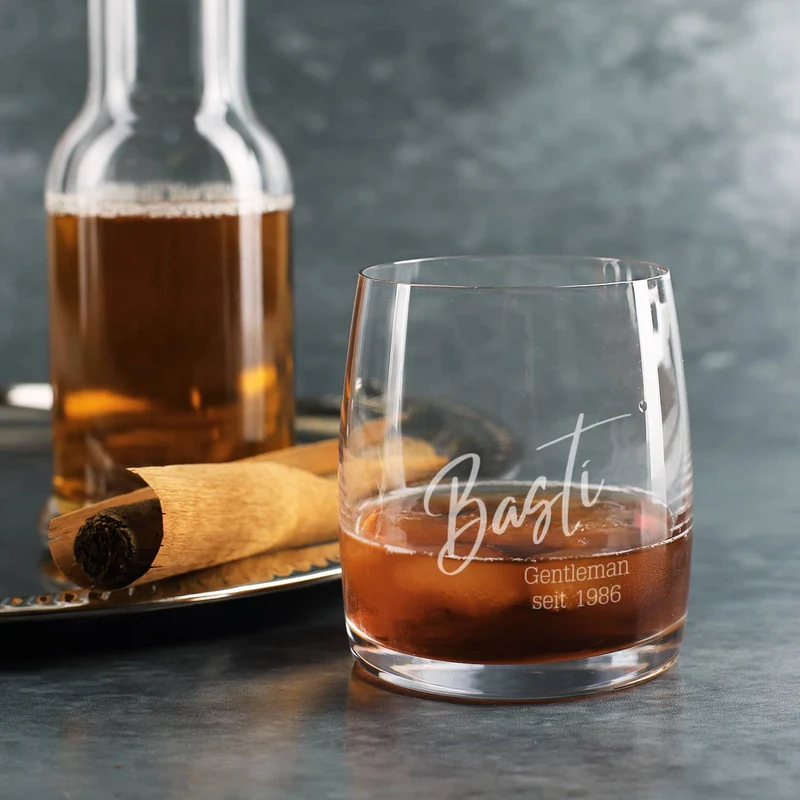 Modernes Whiskeyglas mit Wunschtexten - zum Geburtstag, Vatertag, für Trauzeugen