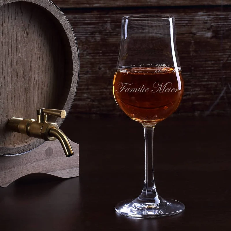 Edel graviertes Whiskyglas mit Stiel und Wunschnamen